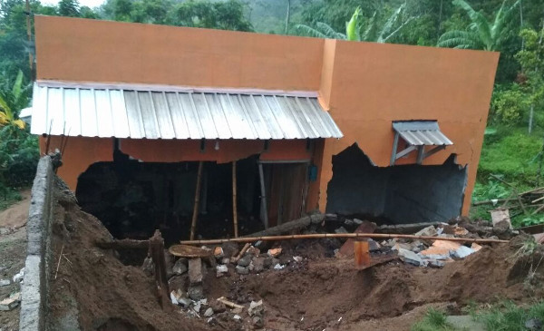 Satu Rumah Rusak dan Dua Penghuninya Patah Tulang Diterjang Longsor