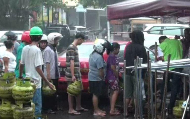 Elpiji Langka, Ratusan Warga Serbu Operasi Pasar Pertami