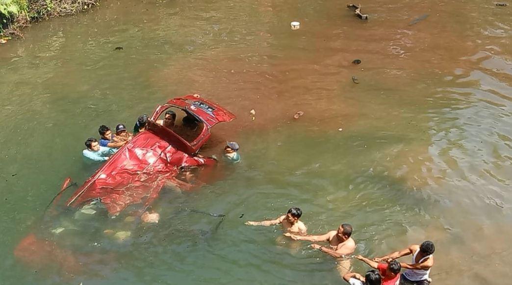 Avanza Terjun ke Sungai di Pasaman Sumbar, Tiga Penumpang Tewas