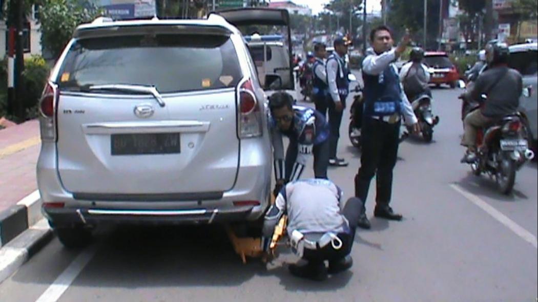 Sering Parkir di Bahu Jalan? Waspada Kendaraan Anda Digembok Petugas