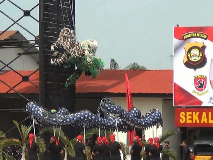 Polisi Wanita Polda Sumsel Atraksi Barongsai di HUT Brimob ke-72