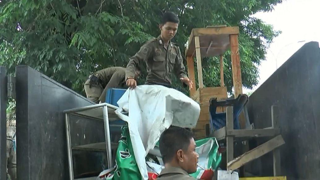 Cegah Banjir, Satpol PP Palembang Bongkar Lapak PKL di Pinggir Jalan
