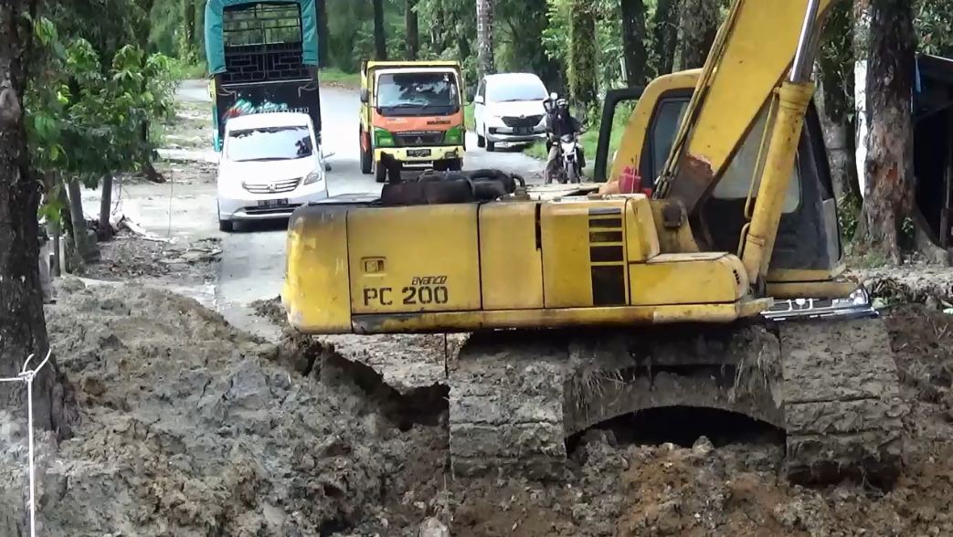Jalan Penghubung Danau Toba - Simalungun Putus Total akibat Longsor