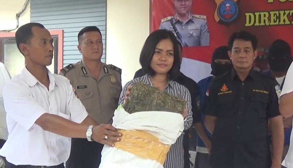 Suami Kabur, Istri Bandar Narkoba Diamankan Bersama 70 Kg Ganja
