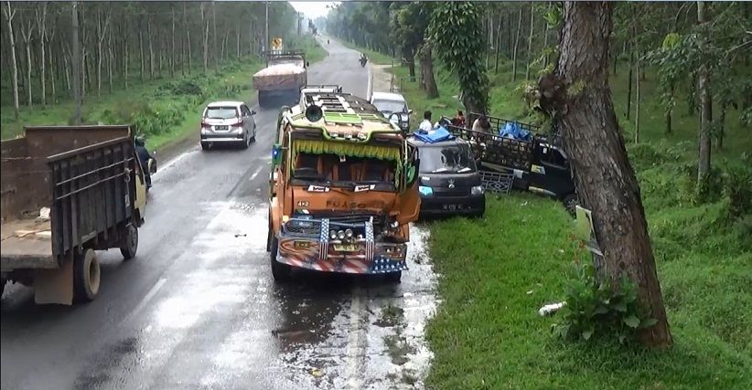 Truk Pengangkut Ikan Tabrak 2 Mobil Pikap di Medan