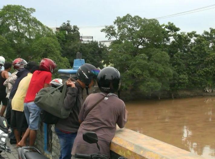 Warga Heboh Warna Sungai Padang di Tebingtinggi Berubah