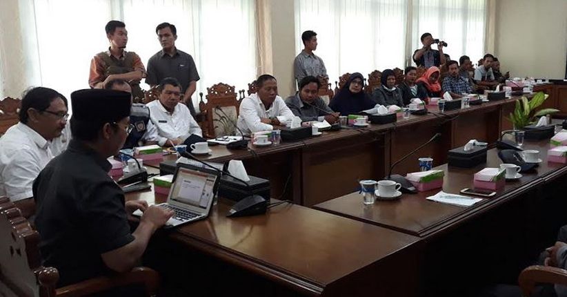 Omset Menurun Pascapenutupan Jalan Deandels, Warga Mengadu ke Bupati