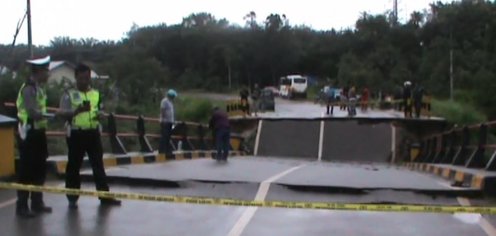Jalan Ambles, Jalur Trans Kalsel Lumpuh Total