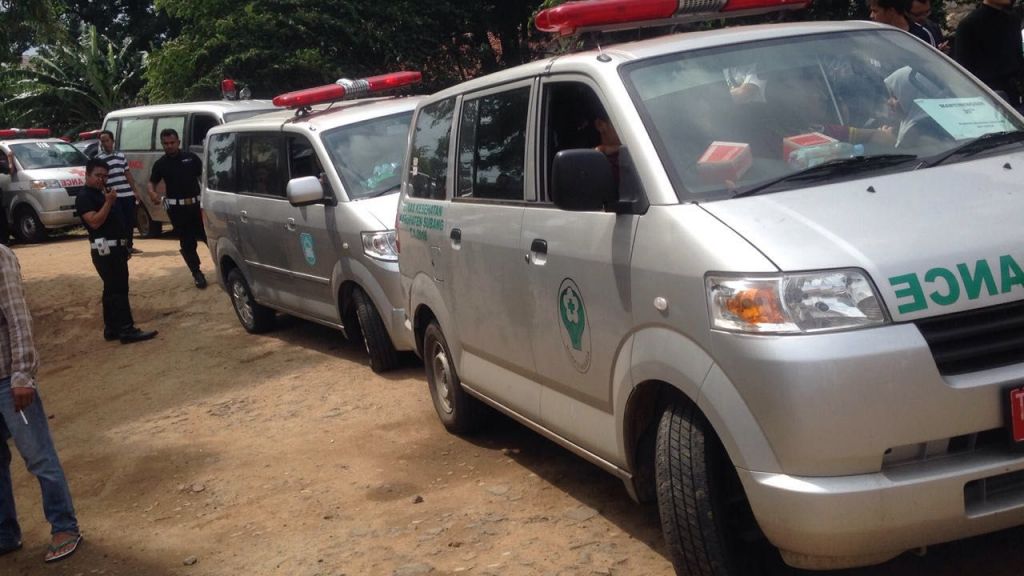 Iring-Iringan Ambulans Tiba di RSUD Tangsel, Tangis Keluarga Pecah