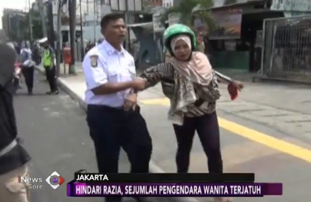 Hindari Operasi Zebra, Dua Wanita Terjatuh dari Motor