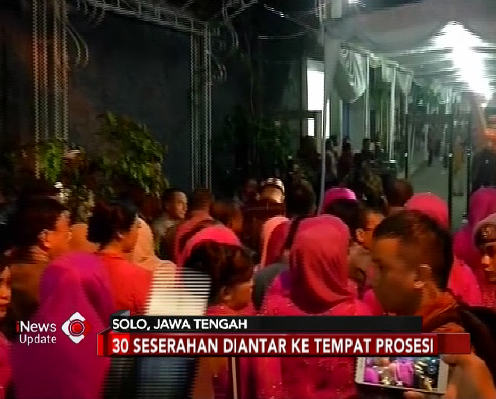 VIDEO: Rombongan Keluarga Bobby Ikuti Prosesi Adat Midodareni