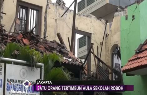 SMP 32 Pekojan Roboh, Guru Sekolah Tertimbun Runtuhan BangunanÂ 