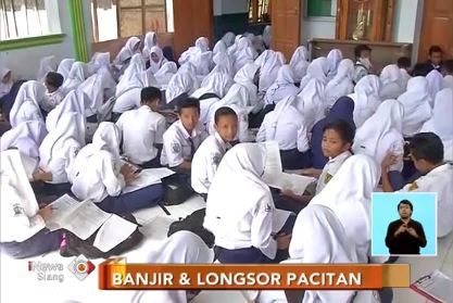 Siswa di Pacitan Terpaksa Ujian Akhir Semester di Masjid