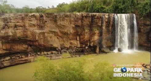 Keindahan Curug Awang Menyerupai Air Terjun Niagara MiniÂ 
