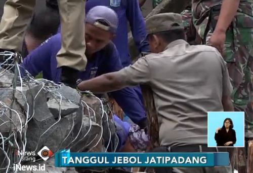 Tanggul Jatipadang Jebol, Petugas Pasang Beronjong Penahan Air