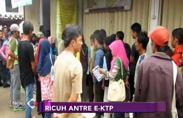  Ratusan Warga Antre Panjang Demi e-KTPÂ 