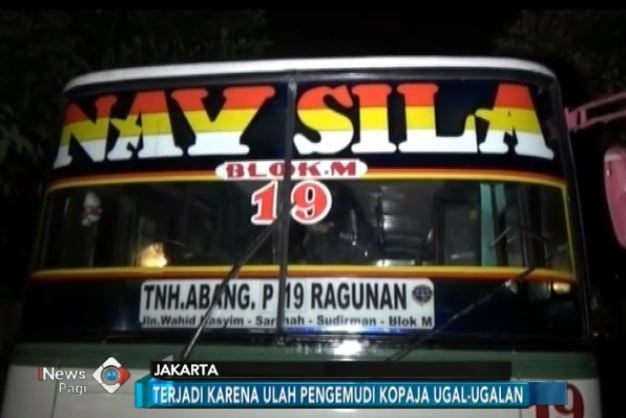  Sopir Ugal-ugalan, Motor Masuk Kolong Kopaja