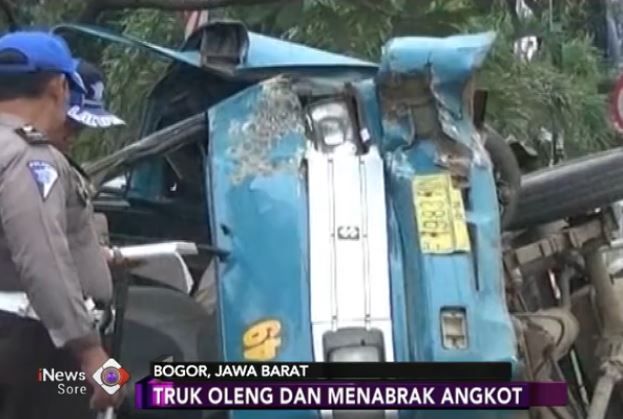 Truk Oleng Tabrak Angkot Berpenumpang Enam Orang