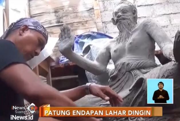Seniman Bali Buat Patung dari Lahar Dingin Gunung Agung