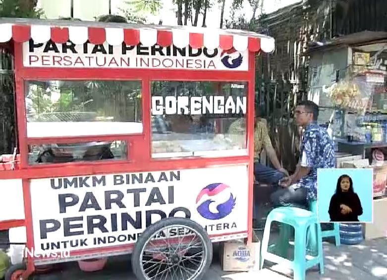 Partai Perindo Berikan Gerobak kepada Pedagang Gorengan