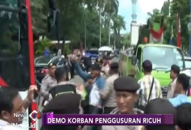 Tuntut Ganti Rugi, Unjuk Rasa Korban Penggusuran Ricuh