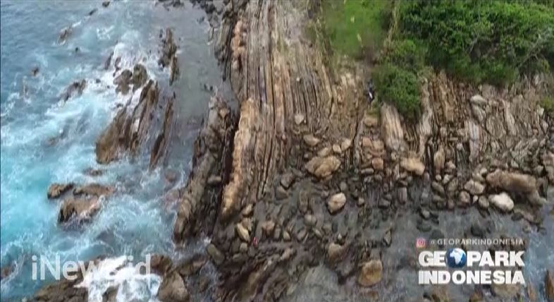 Mengintip Indahnya Gradasi Warna Bebatuan di Batu Batik Sukabumi