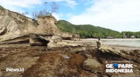 Mengenal Gugusan Tebing Ikonik Pantai Watu Parunu