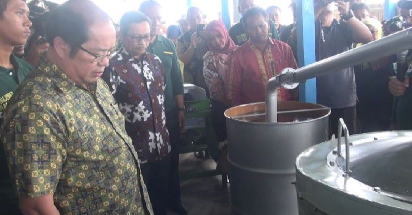 Dijual Rp6.000/Liter, Warga Indramayu Sulap Limbah Plastik Jadi BBM