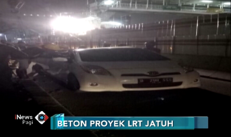 Beton Proyek LRT Timpa Sebuah mobil