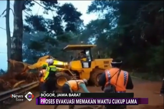 VIDEO: Hujan Deras, Tebing di Jalan Raya Puncak Longsor