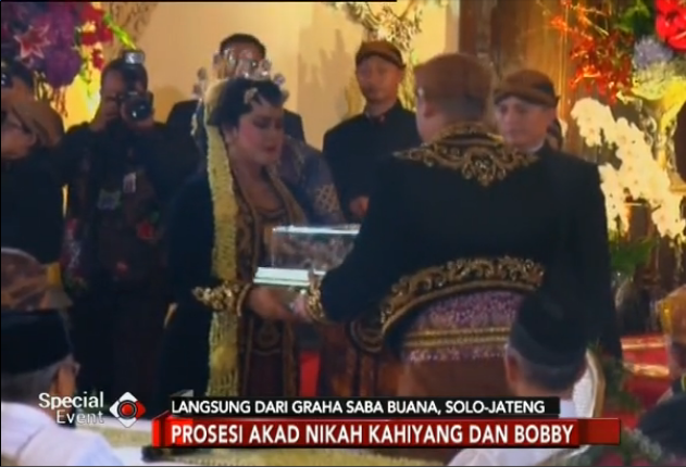 VIDEO: Bobby Serahkan Mas Kawin Seperangkat Alat Salat dan Emas