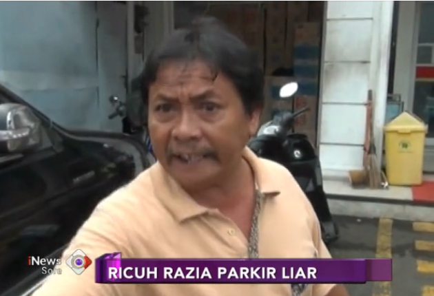 VIDEO: Tak Terima Kendaraan Diderek Dishub, Seorang Pria Ngamuk