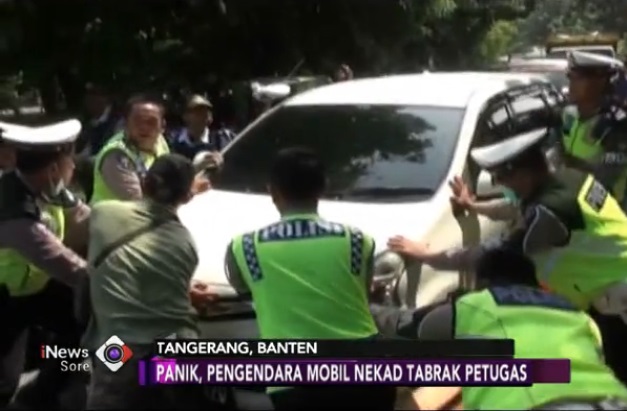 Terjaring Razia, Pengendara Mobil Nekat Tabrak Petugas