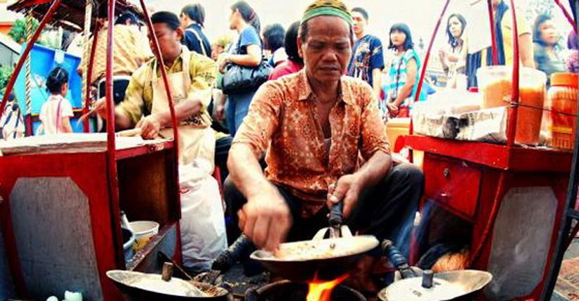 Kerak Telor Betawi Laris Manis di Akhir tahun 