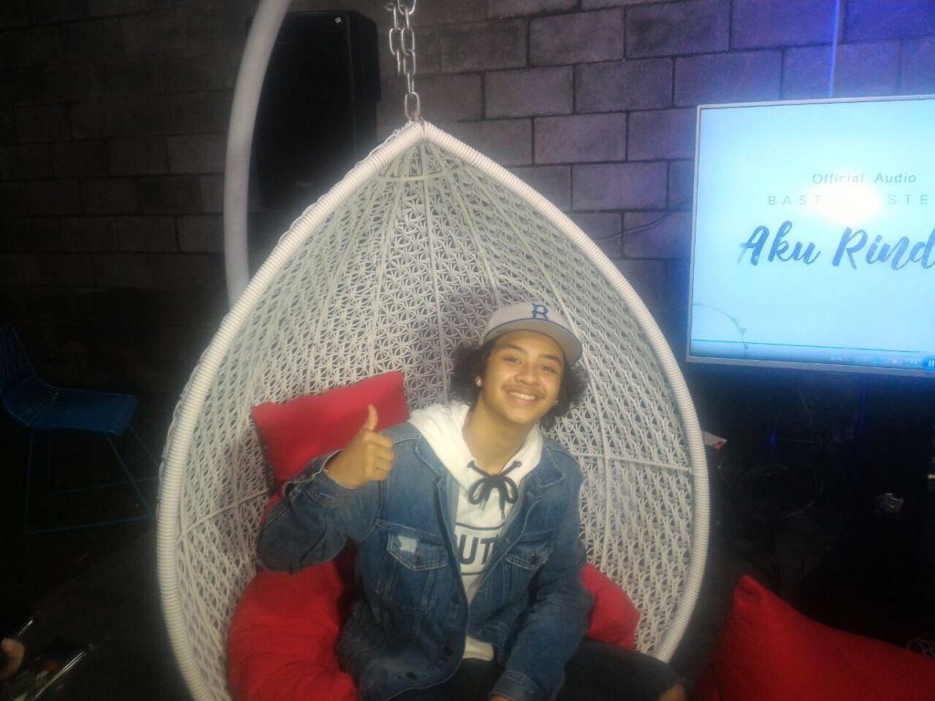 Lebih Melankolis, Single Baru Bastian Steel