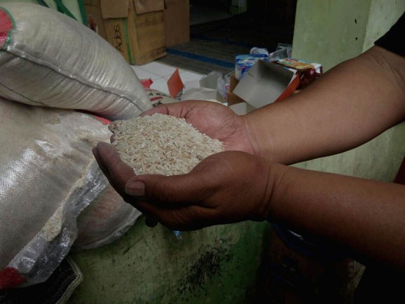 Korban Banjir Mangkang Dikirimi Beras Berkutu dan Bau Apek