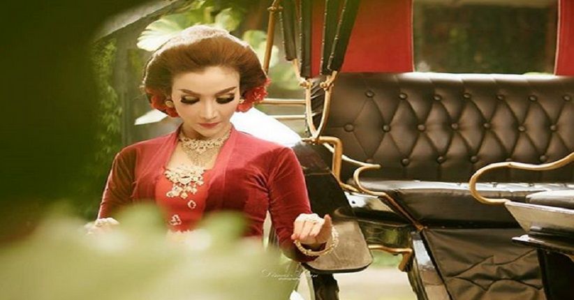 Roro Fitria Kenakan Hijab saat Jalani Pemeriksaan