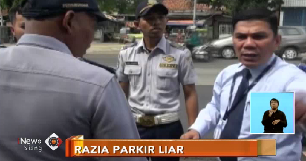 Razia Parkir, Pegawai Bank Adu Mulut Tak Terima Mobil Nasabah Diderek