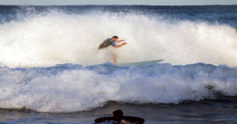 Pria Diserang Hiu saat Turnamen Selancar Internasional di Australia