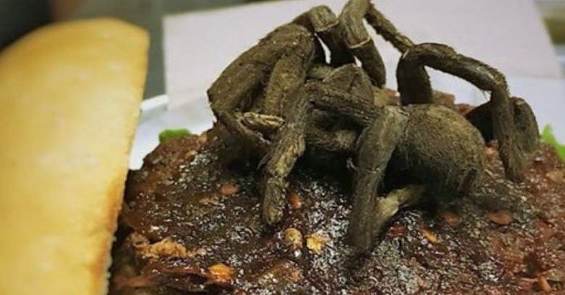 Berani Santap Burger dengan Tarantula di Atasnya, Dihadiahi Uang