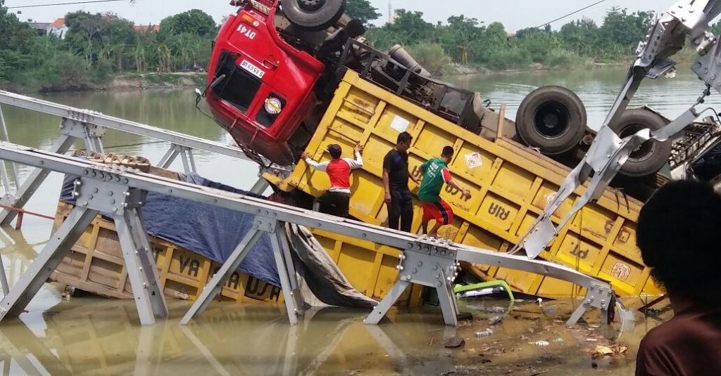 Jembatan Babat-Widang Ambruk, 2 Pengemudi Tewas