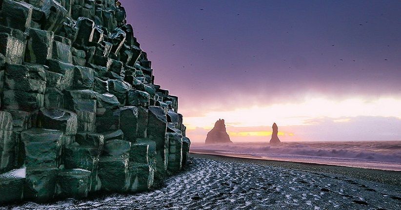 Mirip di Dunia Lain, Pantai Reynisfjara Islandia Berpasir Hitam Pekat