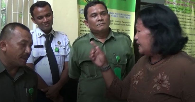 Kecewa Keputusan Hakim, Seorang Ibu Nekat Telanjang di PN Tebingtinggi