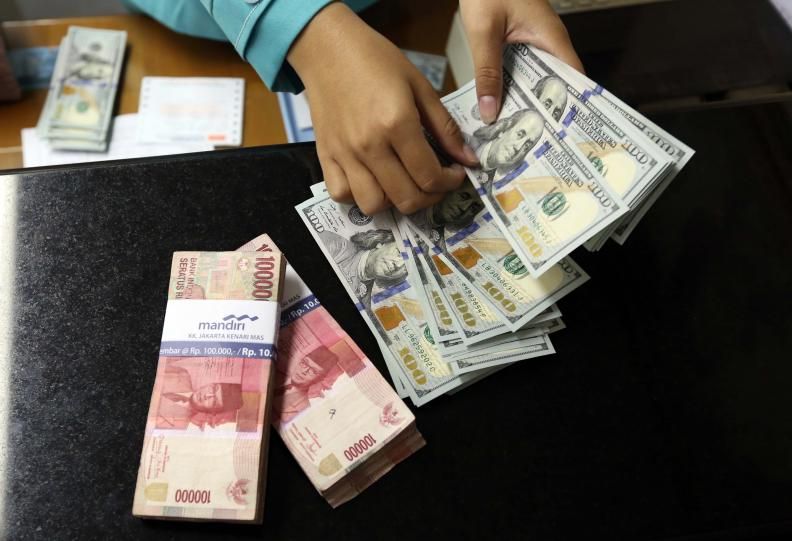 Dolar AS Tekan Rupiah ke Rp13.785