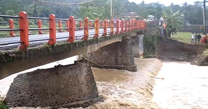 2 Jembatan Rusak Diterjang Banjir Bandang, Warga 5 Kecamatan Terisolir