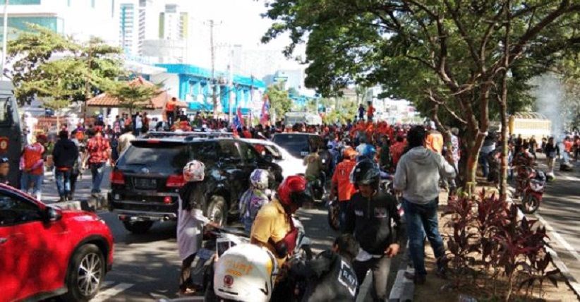 Massa DIAmi Bergerak dari Fly Over ke PTTUN, Arus Lalin Lumpuh Total