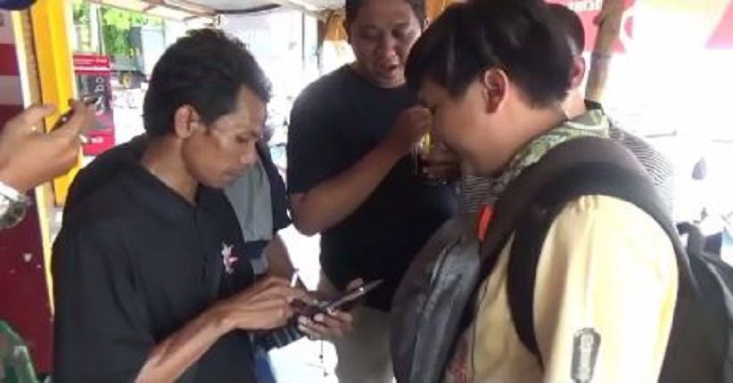Viral, Anggota Polres Jayapura Interogasi Terduga Pencuri Pakai Ular