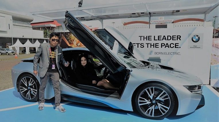 BMW Beri Kesempatan Pengunjung Test Drive Mobil Listrik