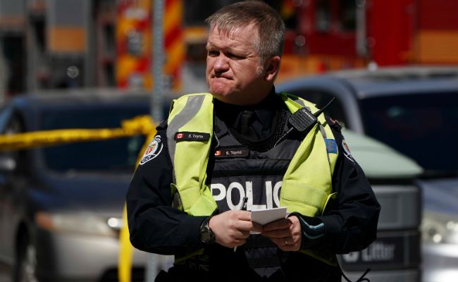 Menolak Tembak Pelaku Tabrakan Maut, Polisi Toronto Tuai Pujian