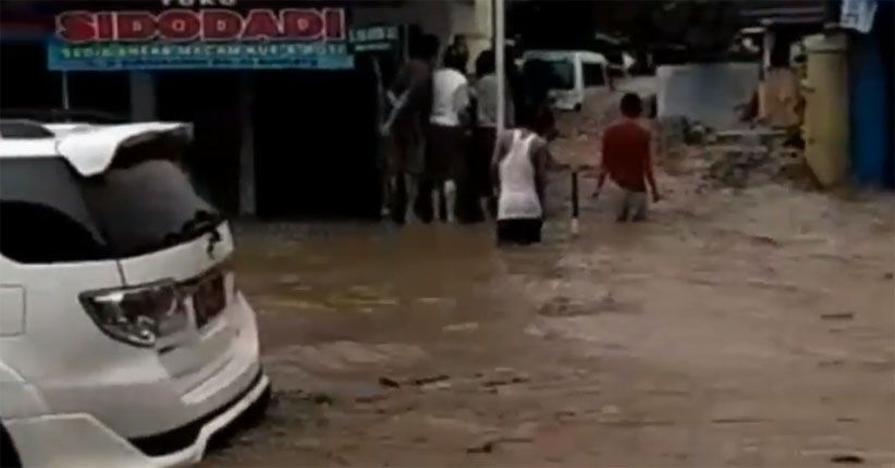 5 Rumah Roboh dan 5 Kendaraan Hanyut akibat Banjir Bandang di Bumiayu